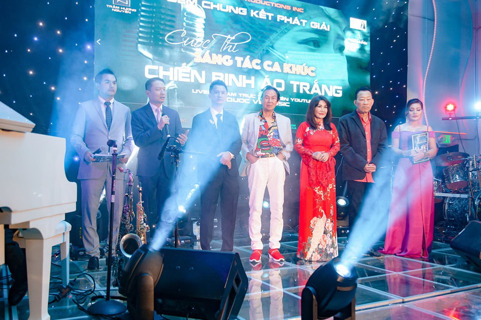 Từ trái qua phải: MC Đức Tiến, Thị trưởng Trí Tạ, Đạo diễn Quốc Võ, Nhạc sĩ Trung Nghĩa, Ca sĩ Thanh Lan, Nhạc sĩ Lê Quang, MC Lâm Hoàng My