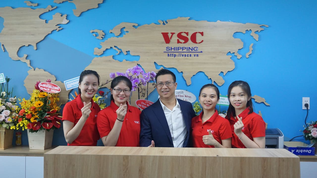 CEO VSC Nguyễn Quý Châu và các nhân viên của công ty