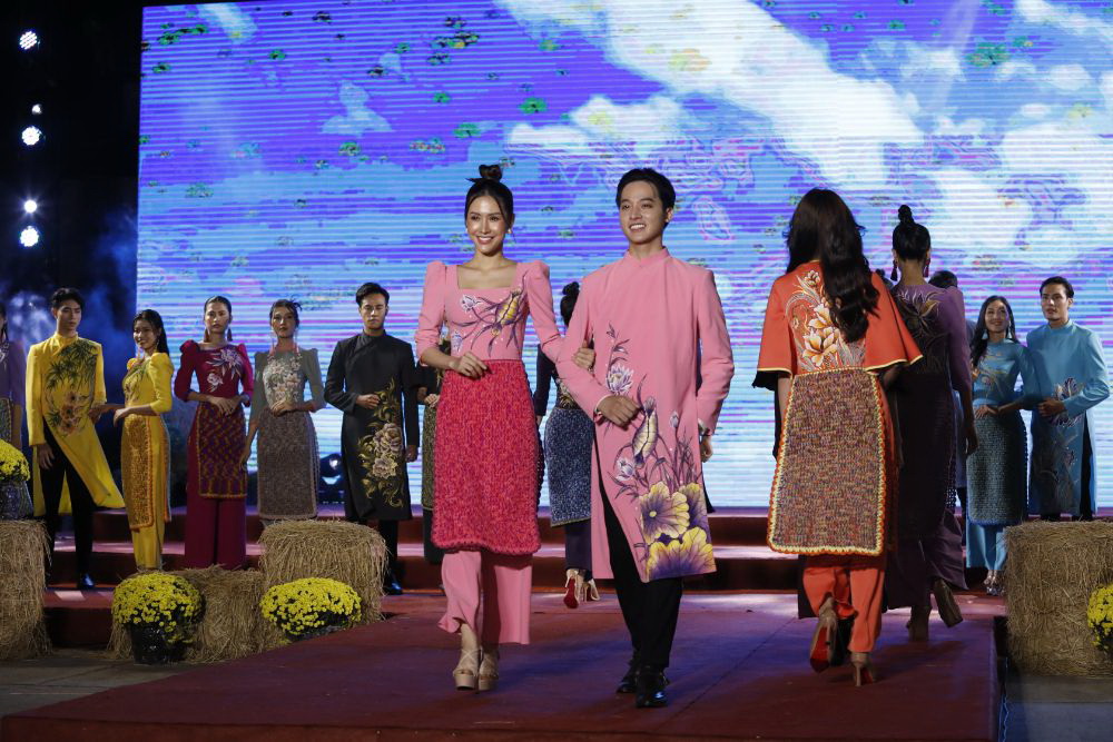 Dàn người mẫu Đại sứ áo dài Việt Nam trong BST Áo dài của NTK Việt Hùng