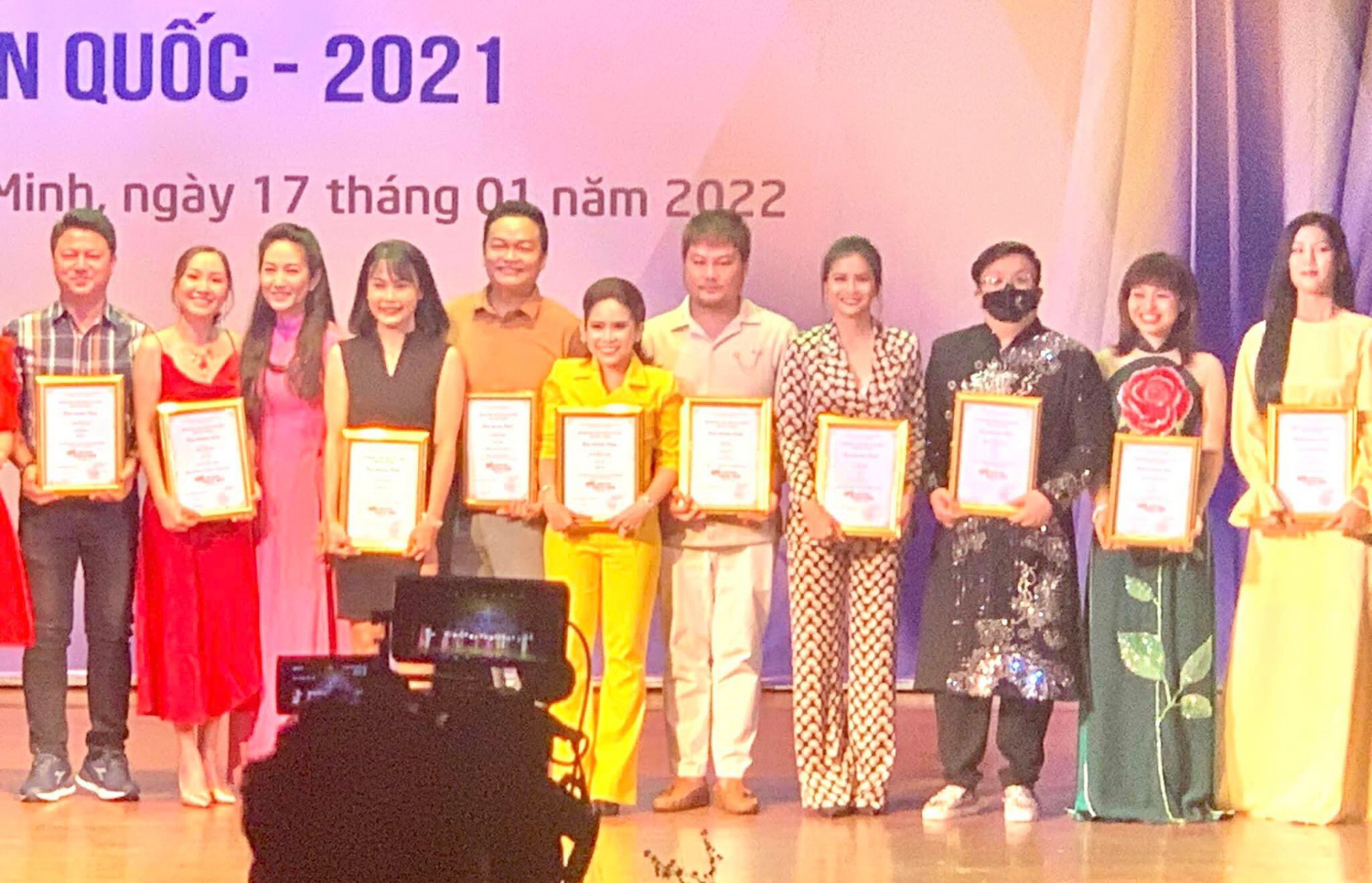 Các diễn viên trẻ SK Kịch Hồng Vân được trao huy chương tại Liên hoan Kịch nói toàn quốc 2021