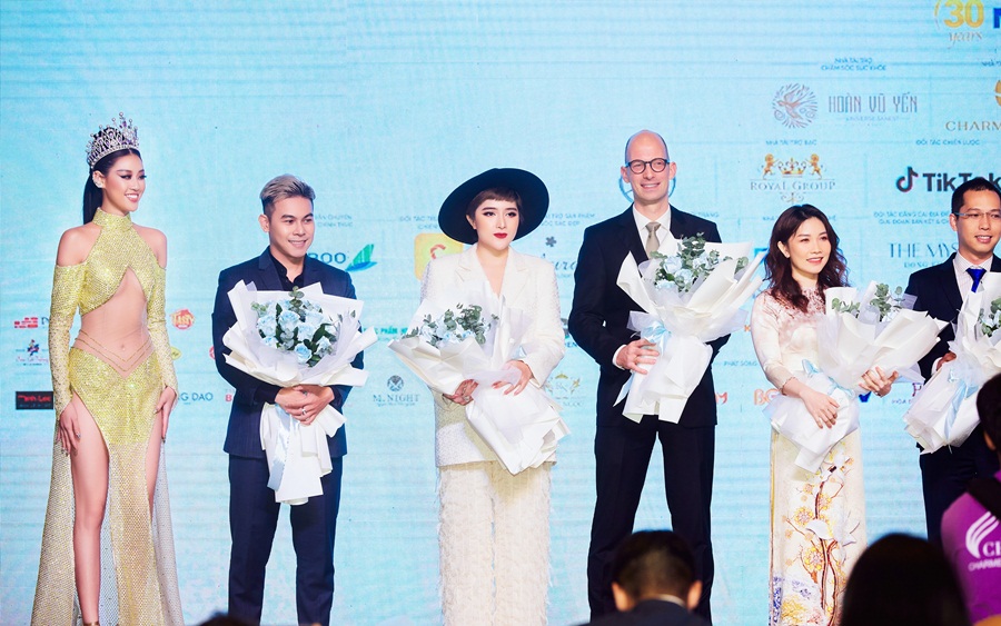 Bác sĩ Phạm Phúc Ngân (đội mũ) nhận hoa tri ân là người đồng hành cùng Hoa hậu Hoàn vũ Việt Nam 2022