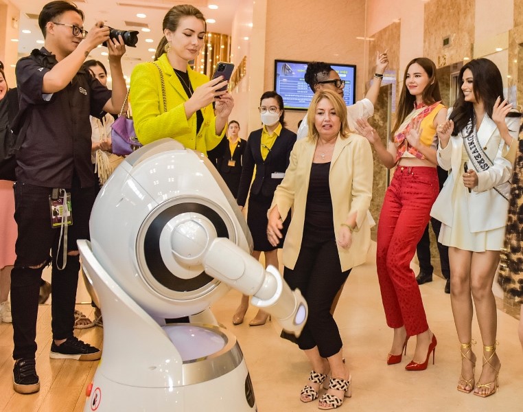 Dàn người đẹp HHHV có trải nghiệm thú vị với Robot OPBA của Nam A Bank