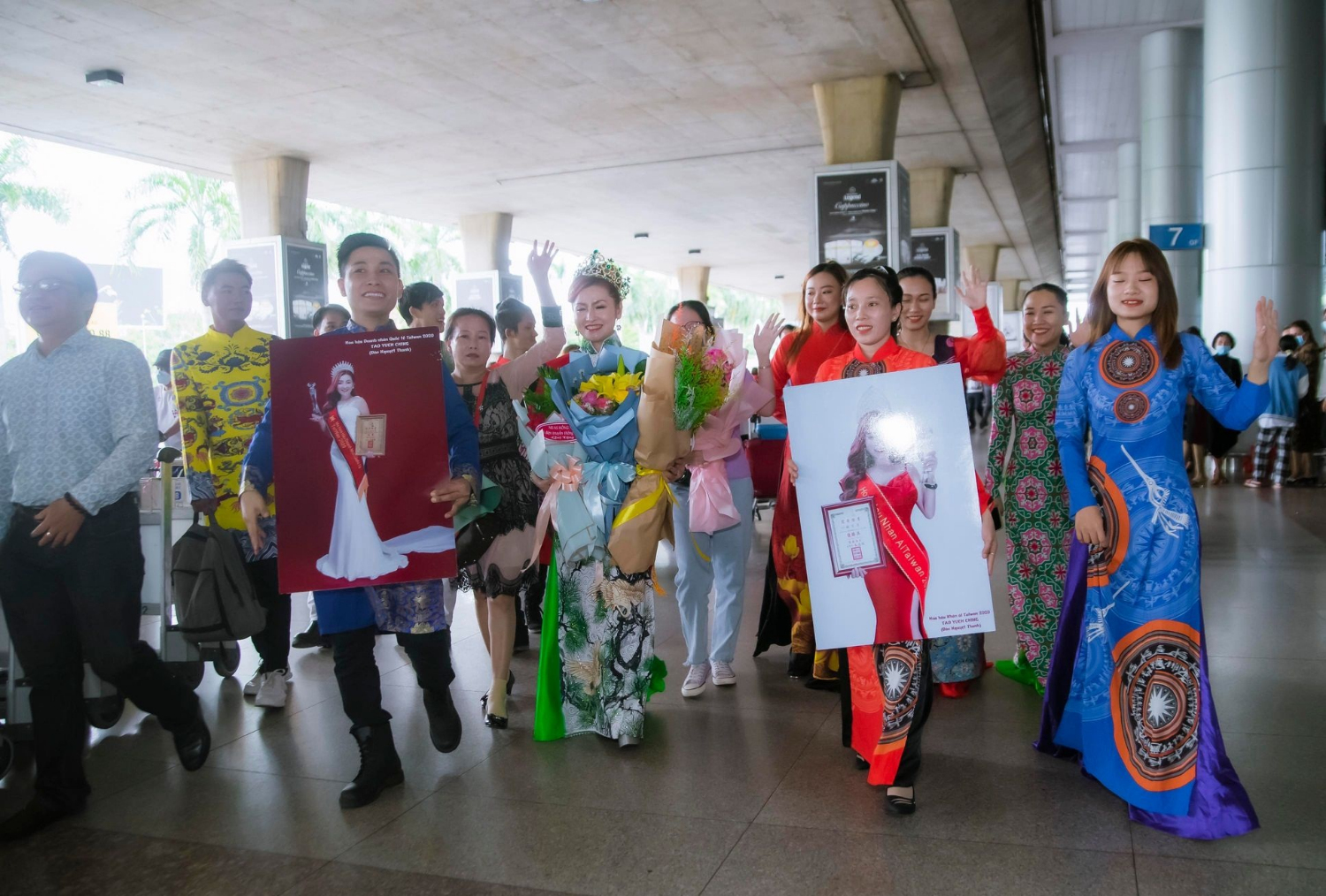 Hoa hậu Nhân ái Taiwan 2020 Đào Nguỵệt Thanh được đón chào nồng nhiệt tại sân bay Tân Sơn Nhất