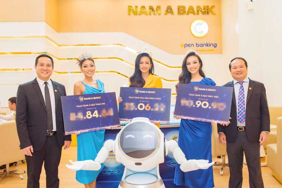 Đại diện Nam A Bank trao tặng tài khoản số đẹp cho Top 3 HHHV Việt Nam 2022