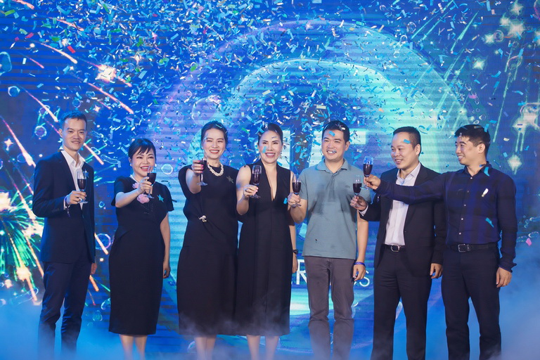 CEO Thúy Phan và các đối tác tại đêm Gala kỷ niệm 15 năm thành lập Minh Khương Group