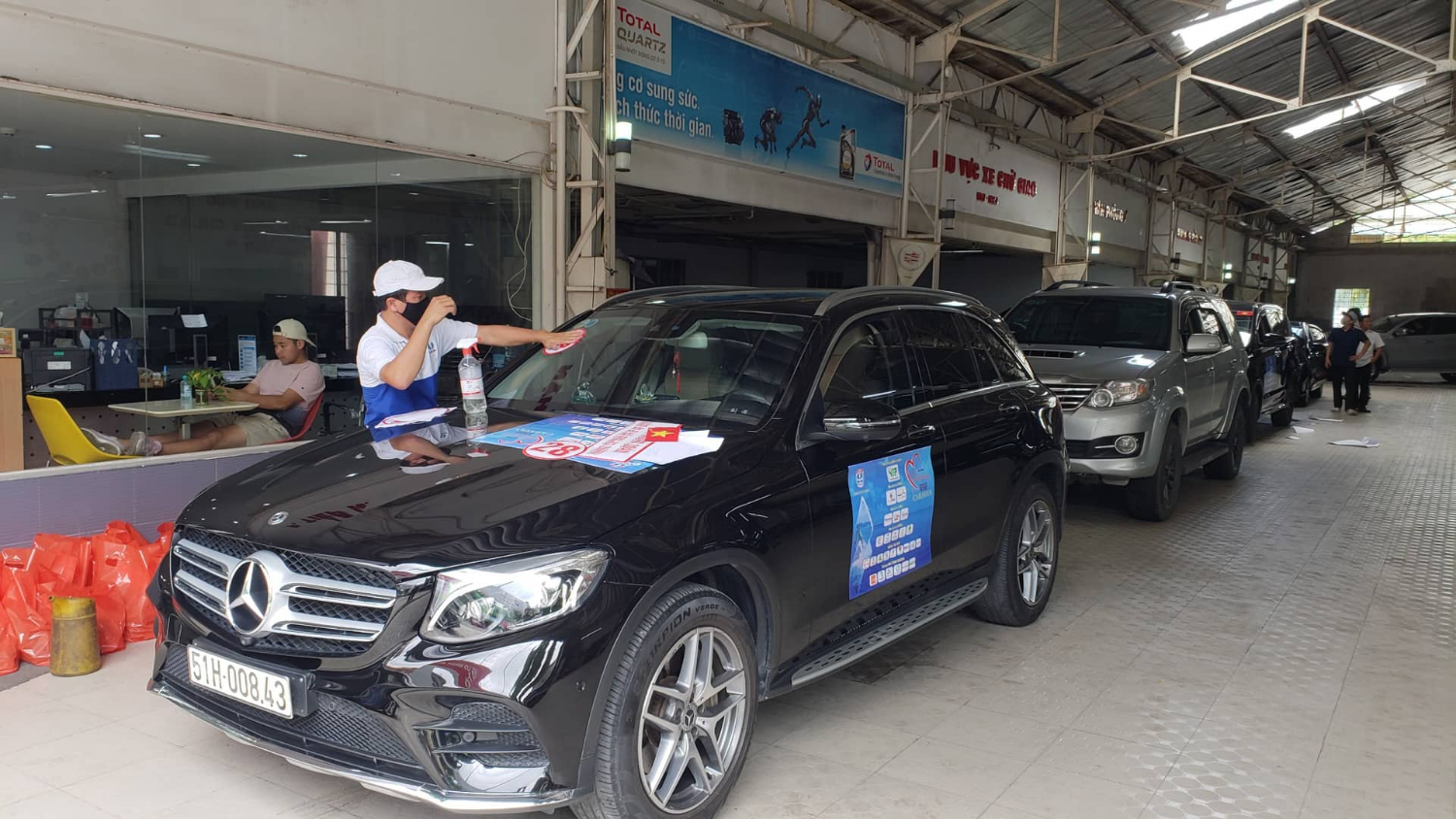 Tập trung dán decal xe tại Auto Tiên Phong