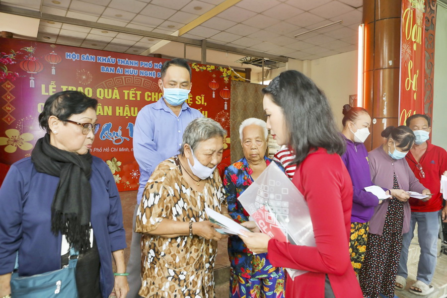 NSUT Trịnh Kim Chi trao quà từ thiện dịp Tết cho đồng nghiệp gặp khó khăn