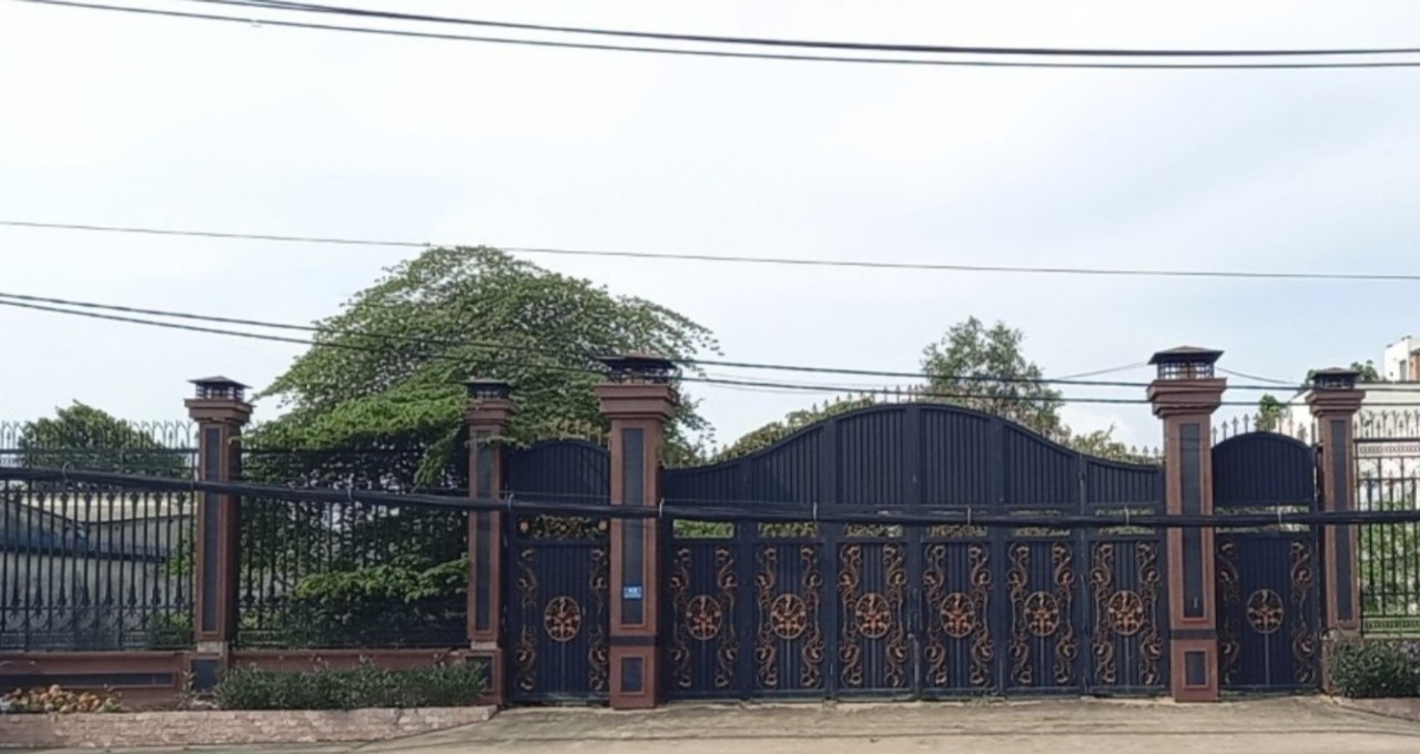 Cổng và hàng rào trước mặt tiền thửa đất 609 do chị Ngô Thị Ngọc Dung xây dựng theo giấy phép