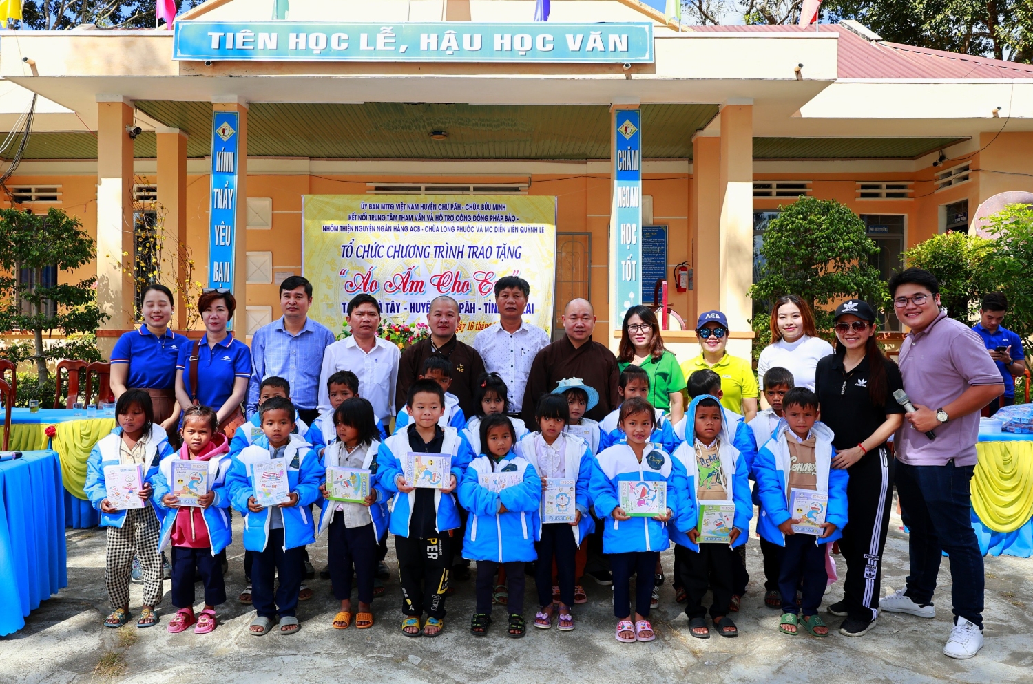 Nhóm thiện nguyện ACB cùng MC diễn viên Quỳnh Lê chăm lo cho hơn 6.000 trẻ em nghèo vùng xa