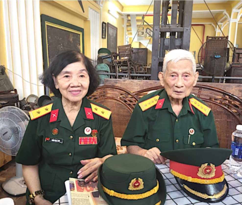 Đại tá Trần Đức Thơ và cựu chiến sĩ BĐSG Trần Thị Yến Ngọc (tức Thu Bà Điểm) tại căn nhà 499/20 CMT8