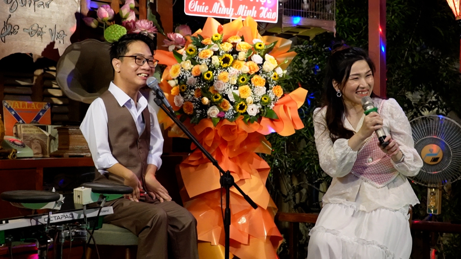 Minh Hào và Lê Trang trong Minishow "Tiếng hát từ trái tim" tại Café Đất Việt (TP Thủ Đức)