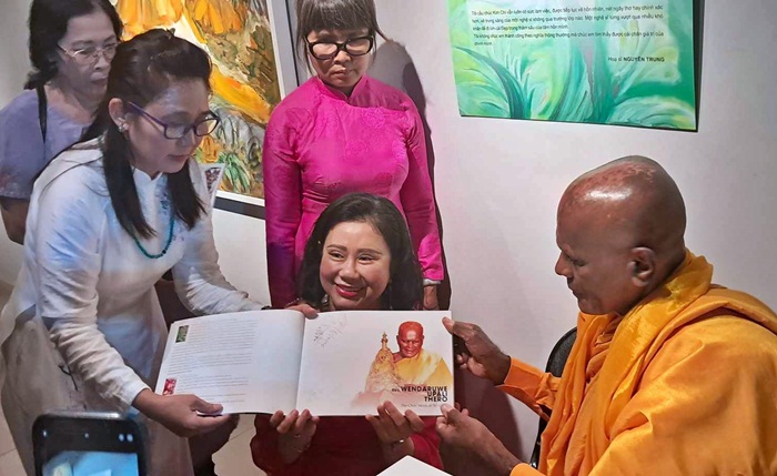 Họa sĩ Kim Chi và Ngài Phó Tăng Thống Wendaruwe Upali Thero ký tặng Sách tranh cho khách