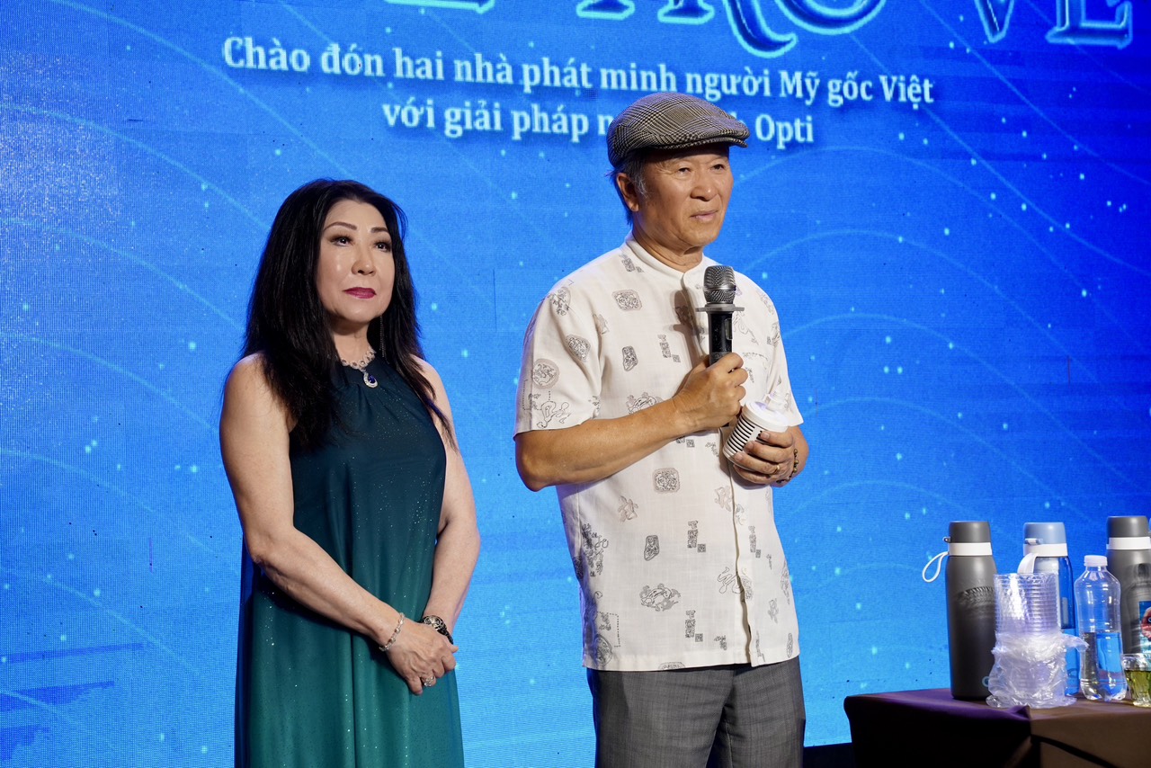 Anh Phan Minh và chị Phụng Rose tại buổi giao lưu "Đi để trở về"